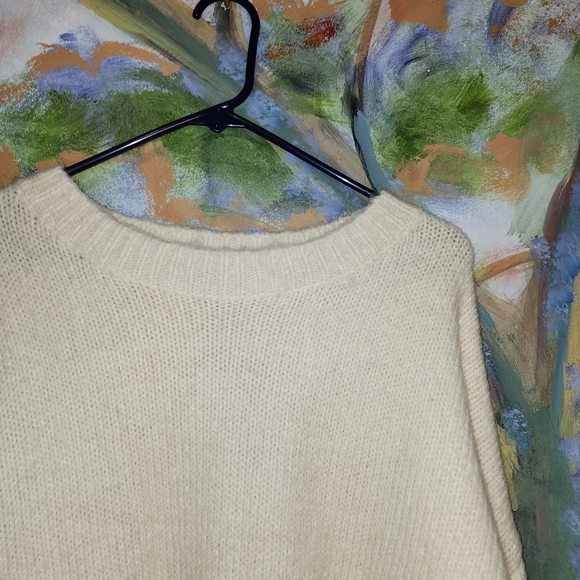 Vintage-Inspired White Oversized Long Sleeve Sweater - Picture 4 of 10